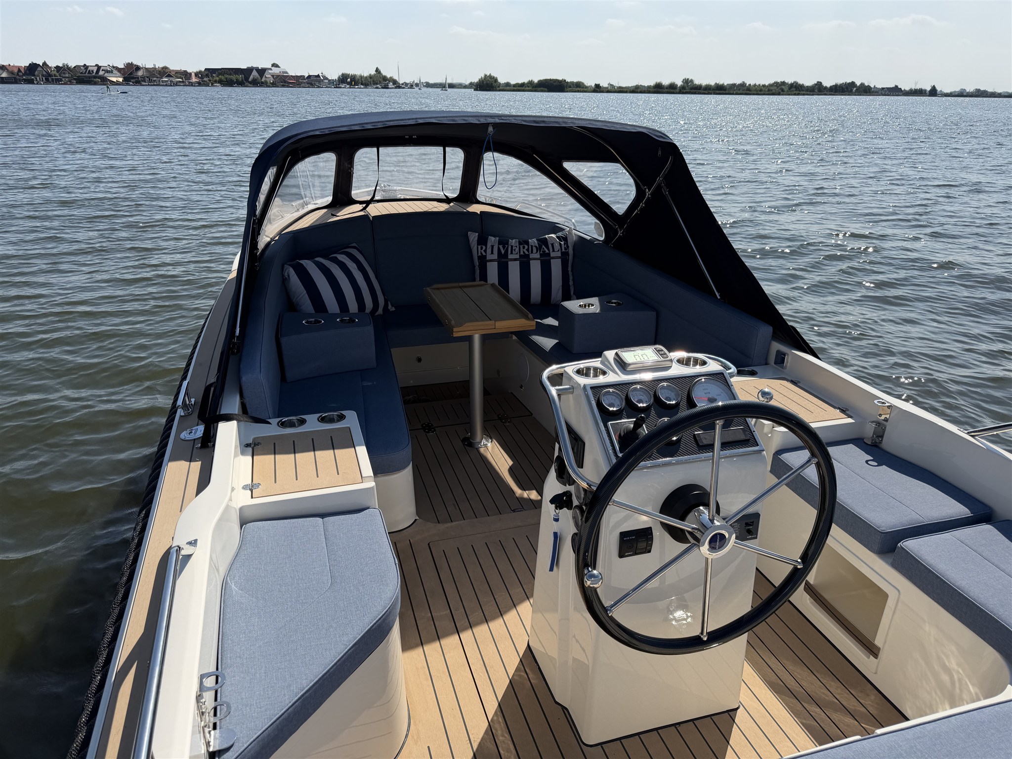foto: 21 Interboat Intender 750 Cabin