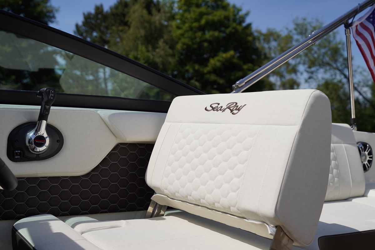 foto: 12 Sea Ray SDX 250 Outboard (Harlow Coconut Bekleding)