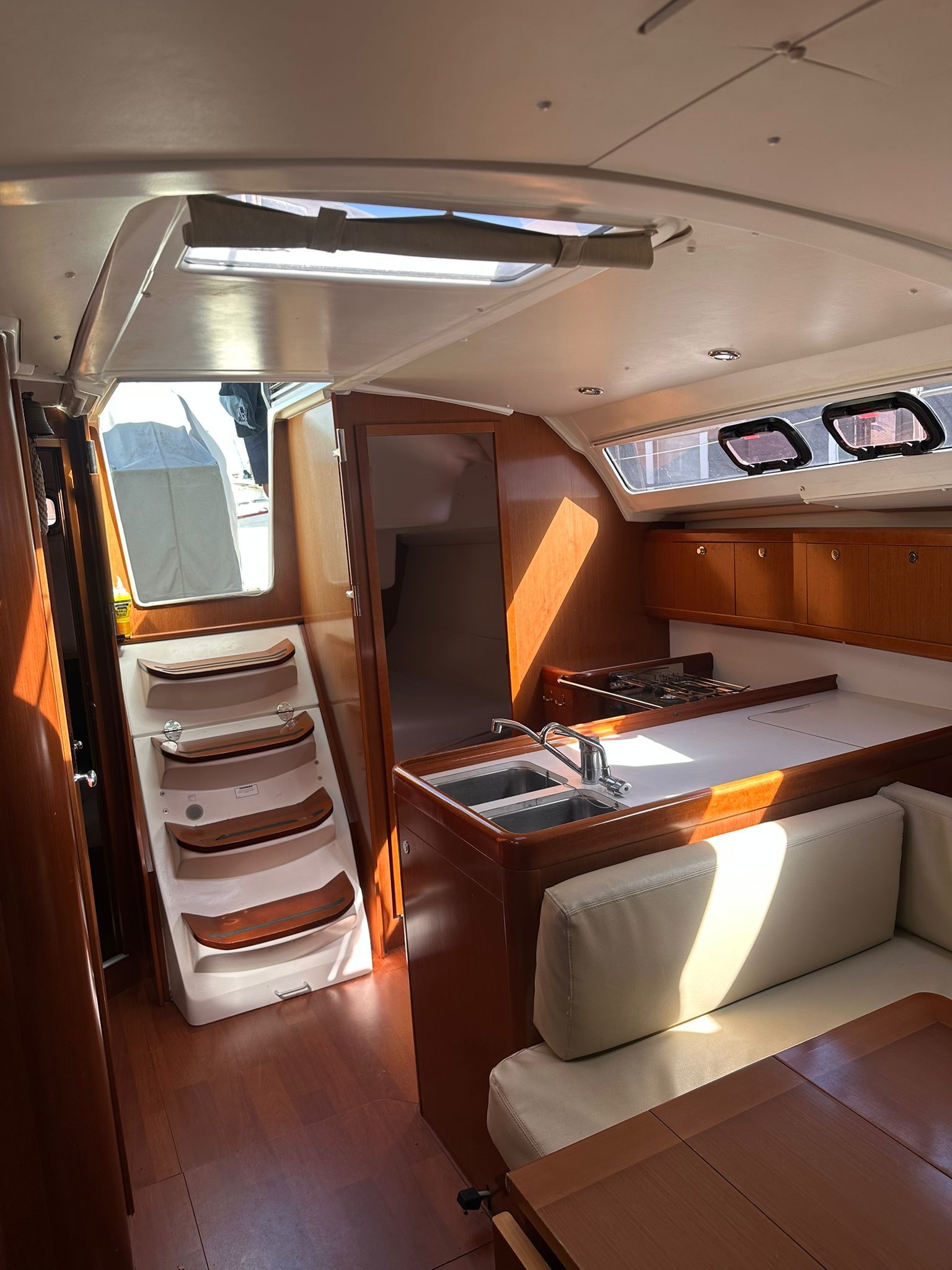 foto: 25 Beneteau Oceanis 37
