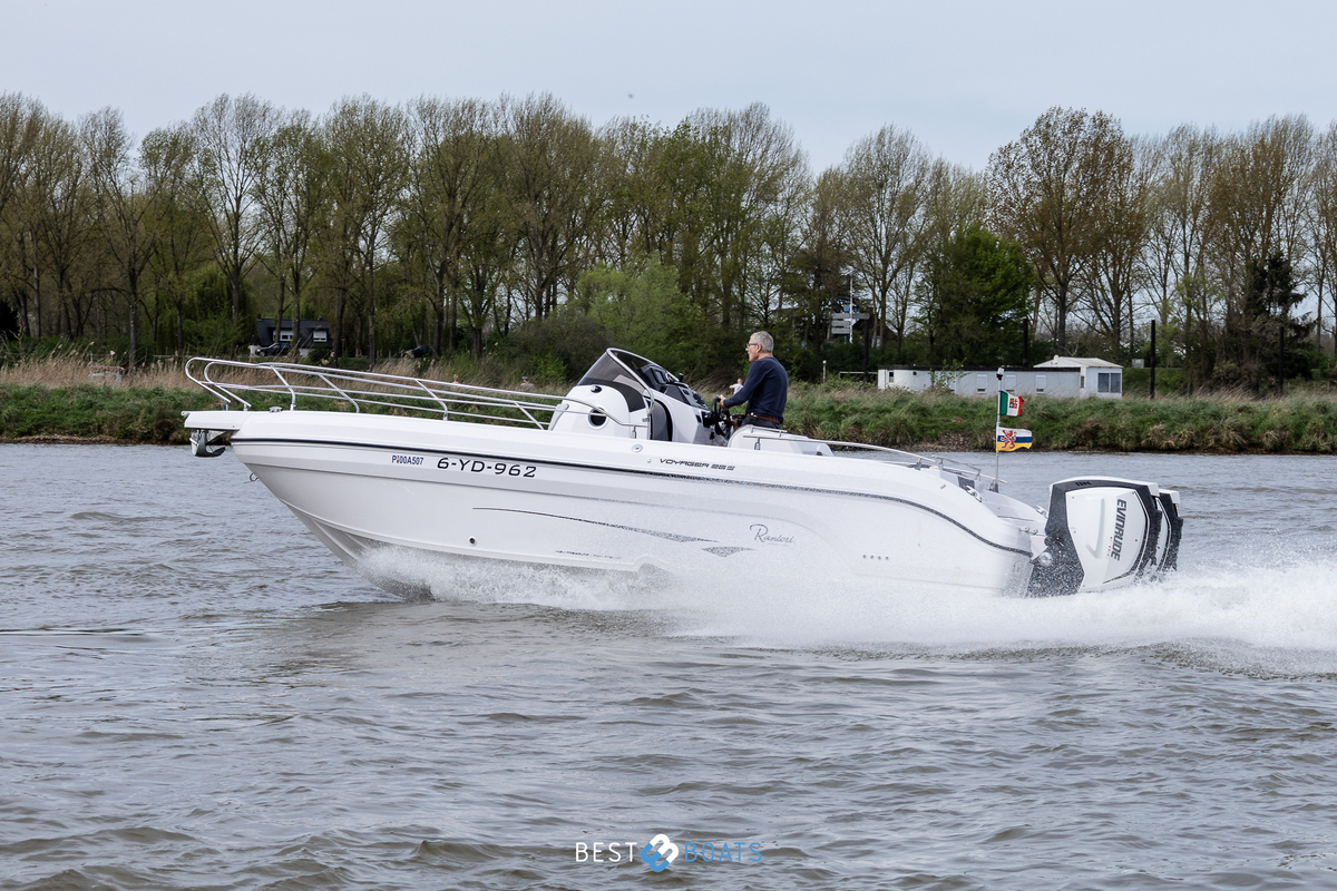 foto: 9 Ranieri Voyager 26S