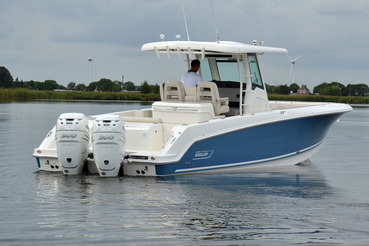 foto: 32 Boston Whaler 330 Outrage