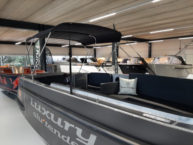 foto: 15 Luxury Alu Tender 65