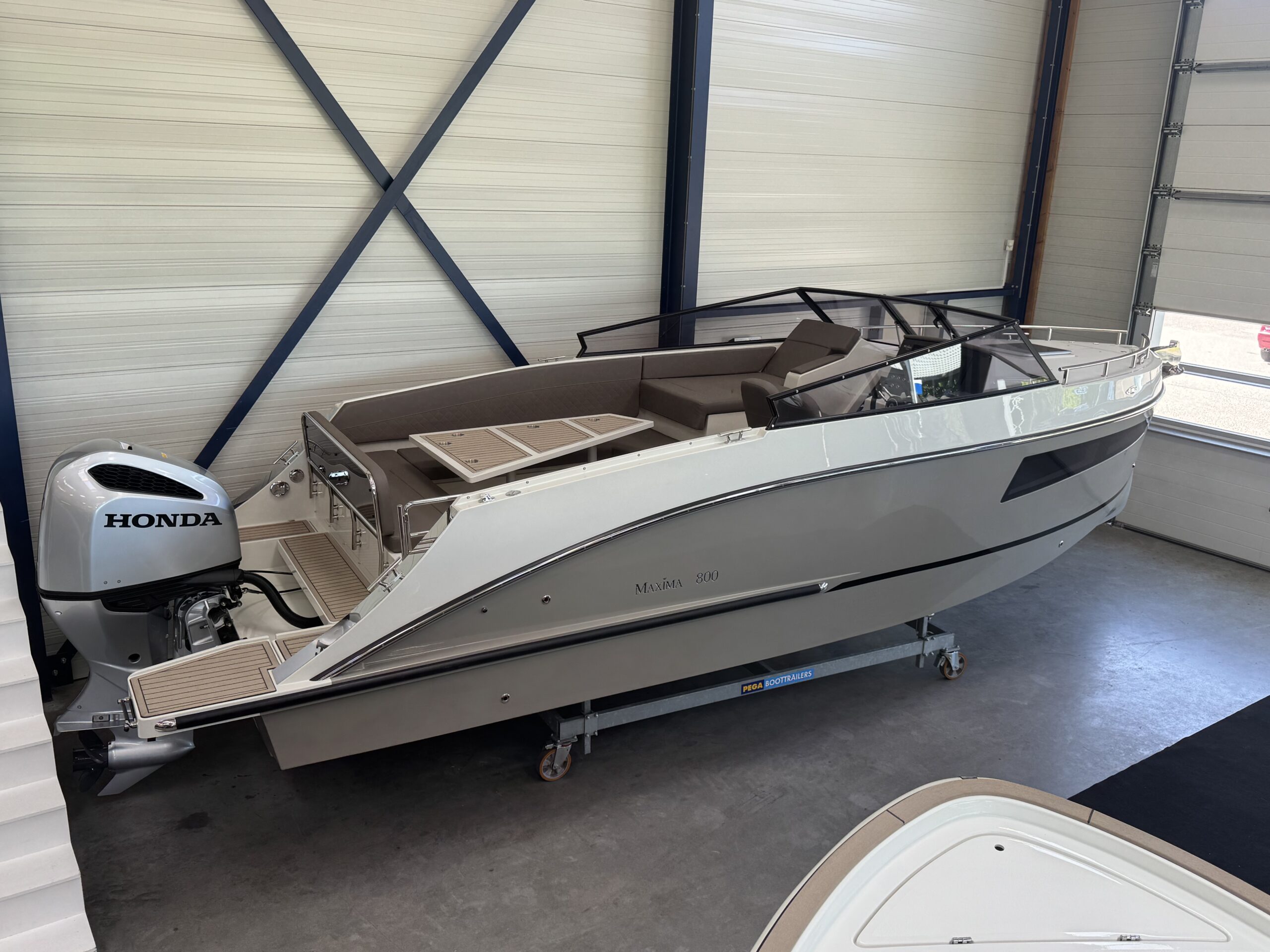 foto: 8 Maxima 800 Cabin (op voorraad)