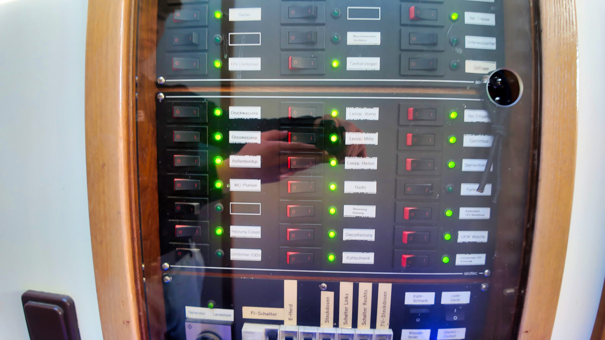 foto: 21 Bruce Roberts Bruce Roberts Euro 12.00 Flybridge