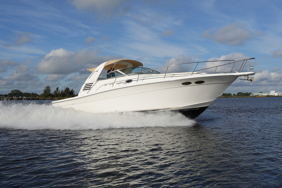 foto: 27 Sea Ray 330 Express Cruiser