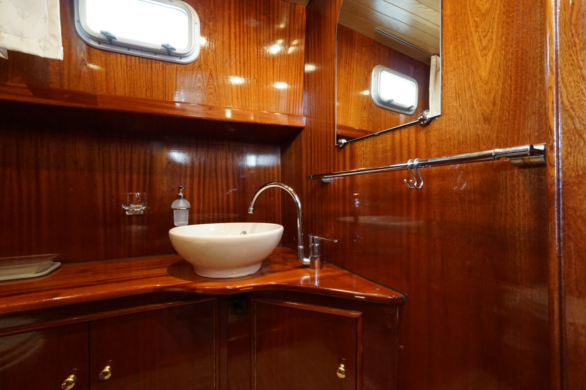 foto: 23 Crown yachts Crown Kruiser 10.90 ZLK Spiegeldeur