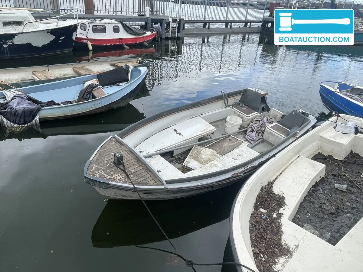 Open boot 320
