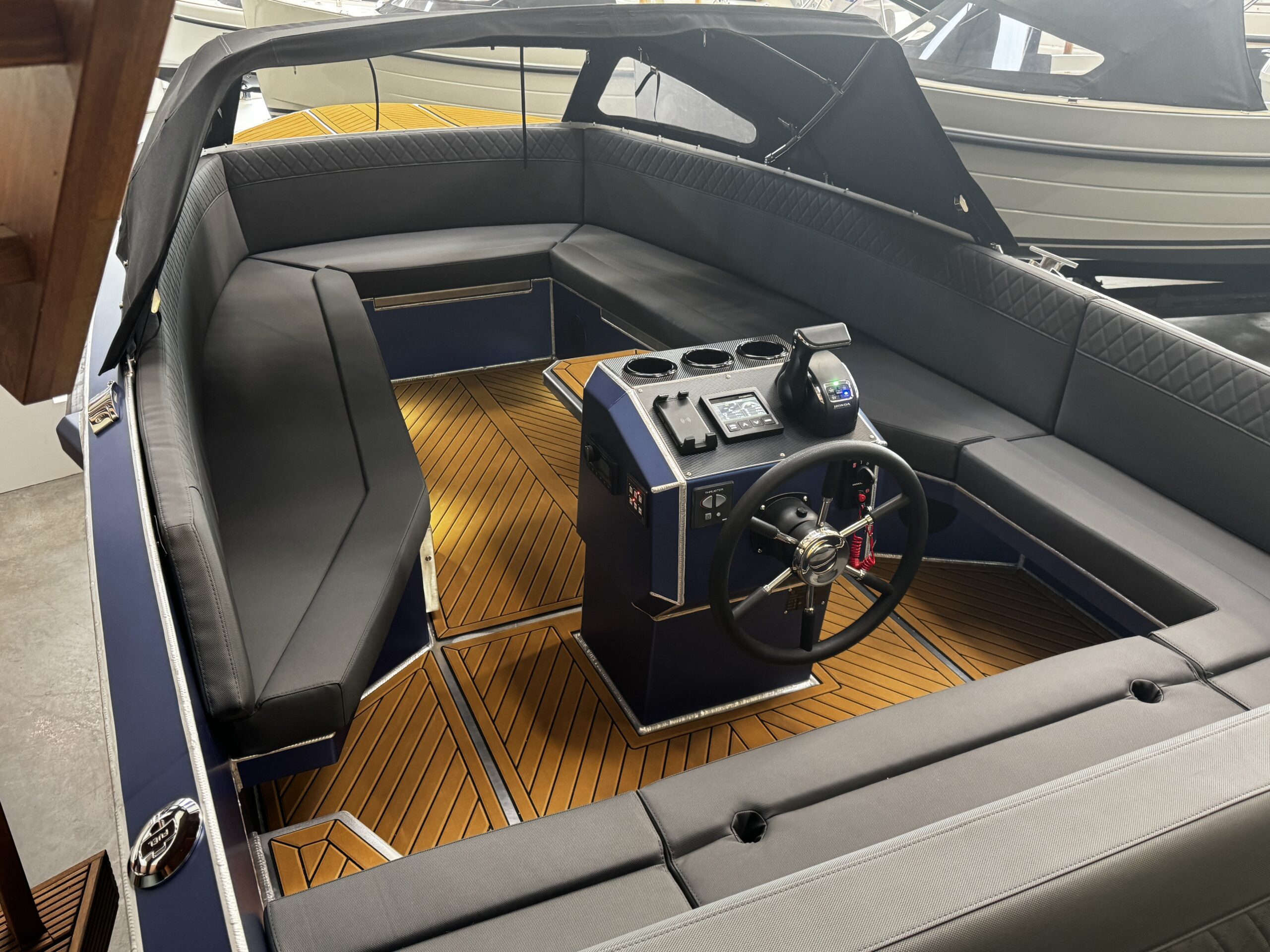 foto: 14 Qualia QT 22 Outboard
