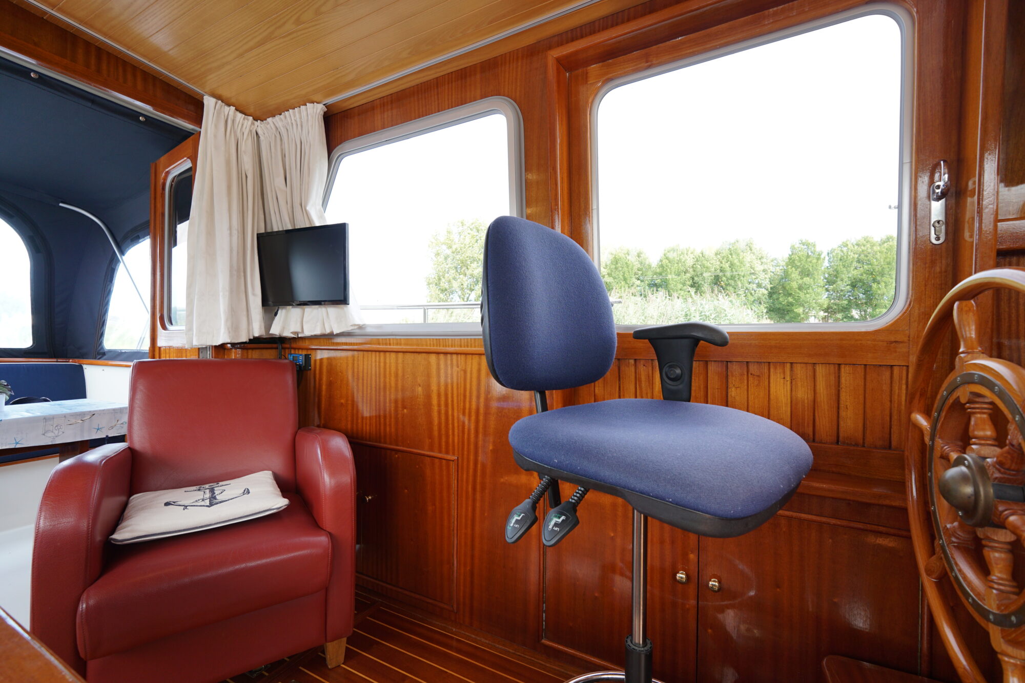 foto: 24 Crown yachts Crown Kruiser 10.90 ZLK Spiegeldeur