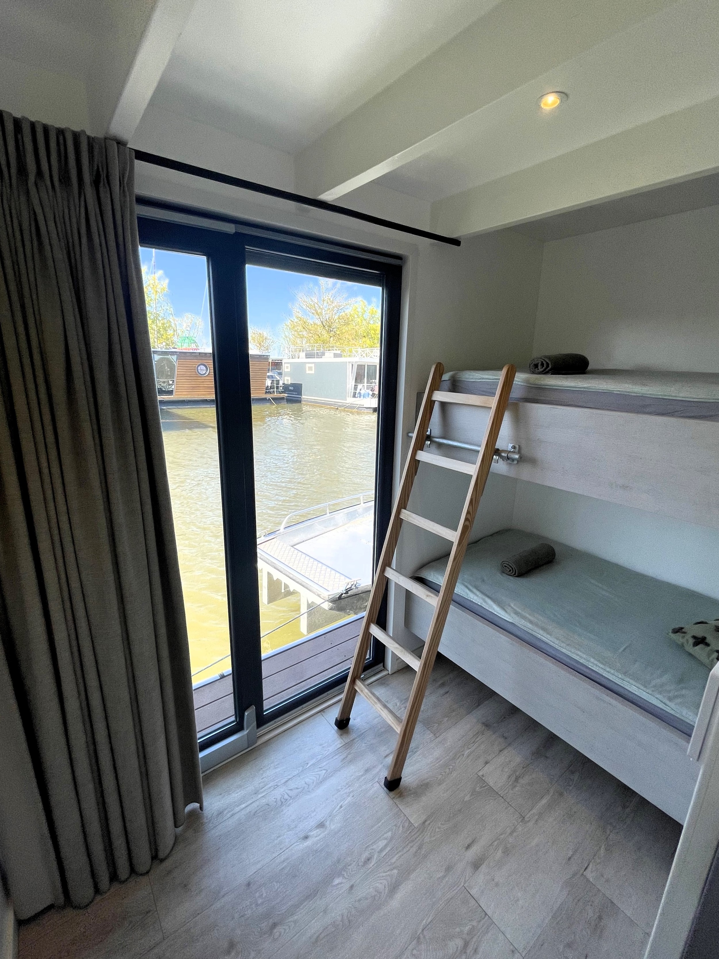 foto: 17 Surla 15 Houseboat Zelfvoorzienend