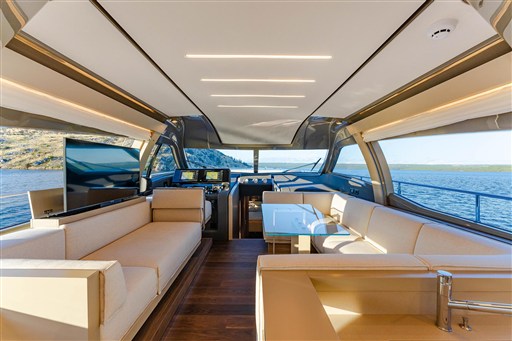 foto: 14 Ferretti Yachts 550