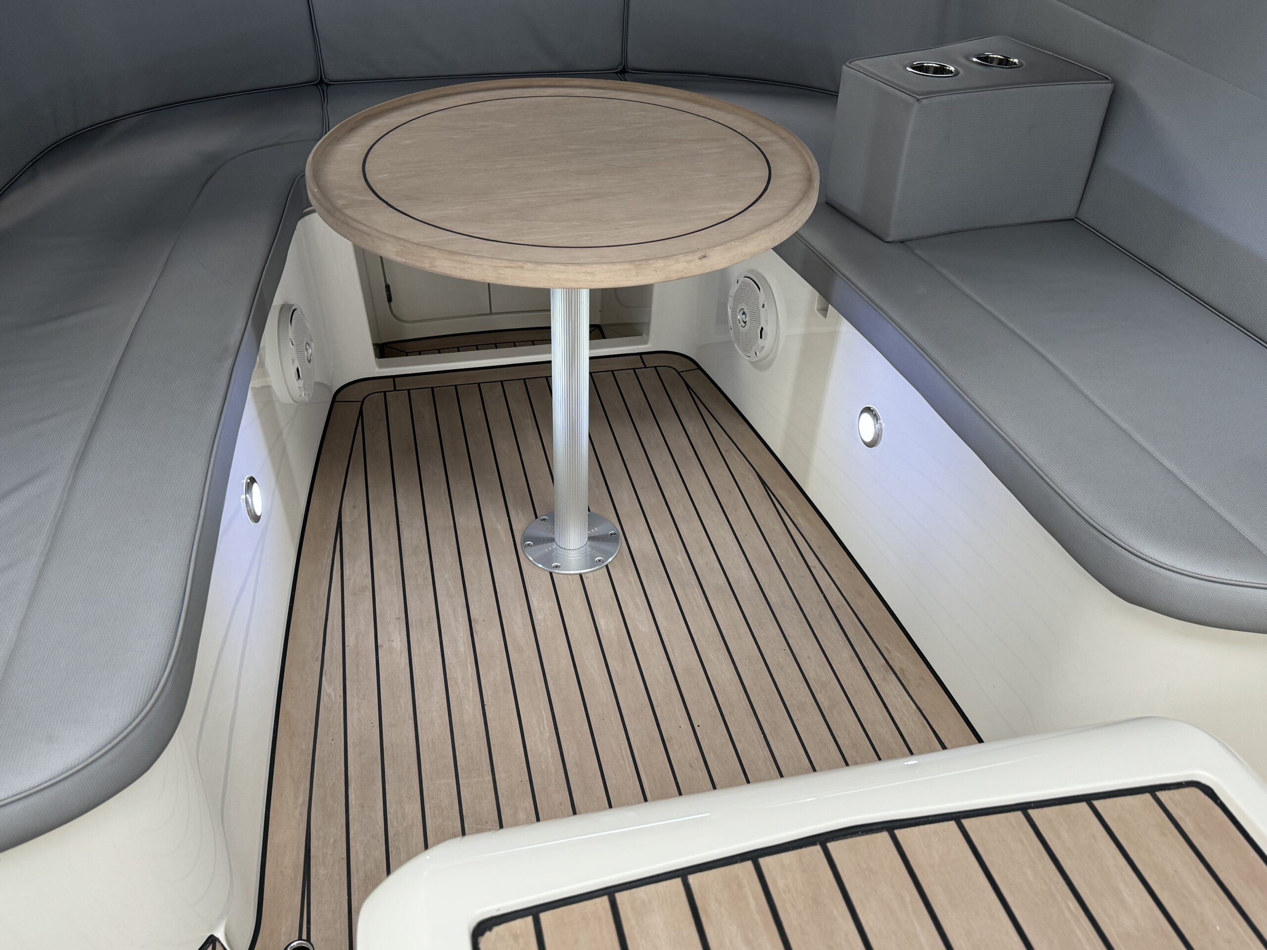 foto: 47 Motorboat 800