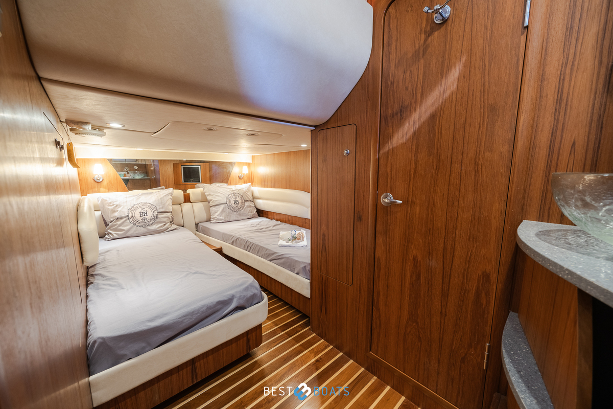 foto: 23 Tiara 4300 Sovran