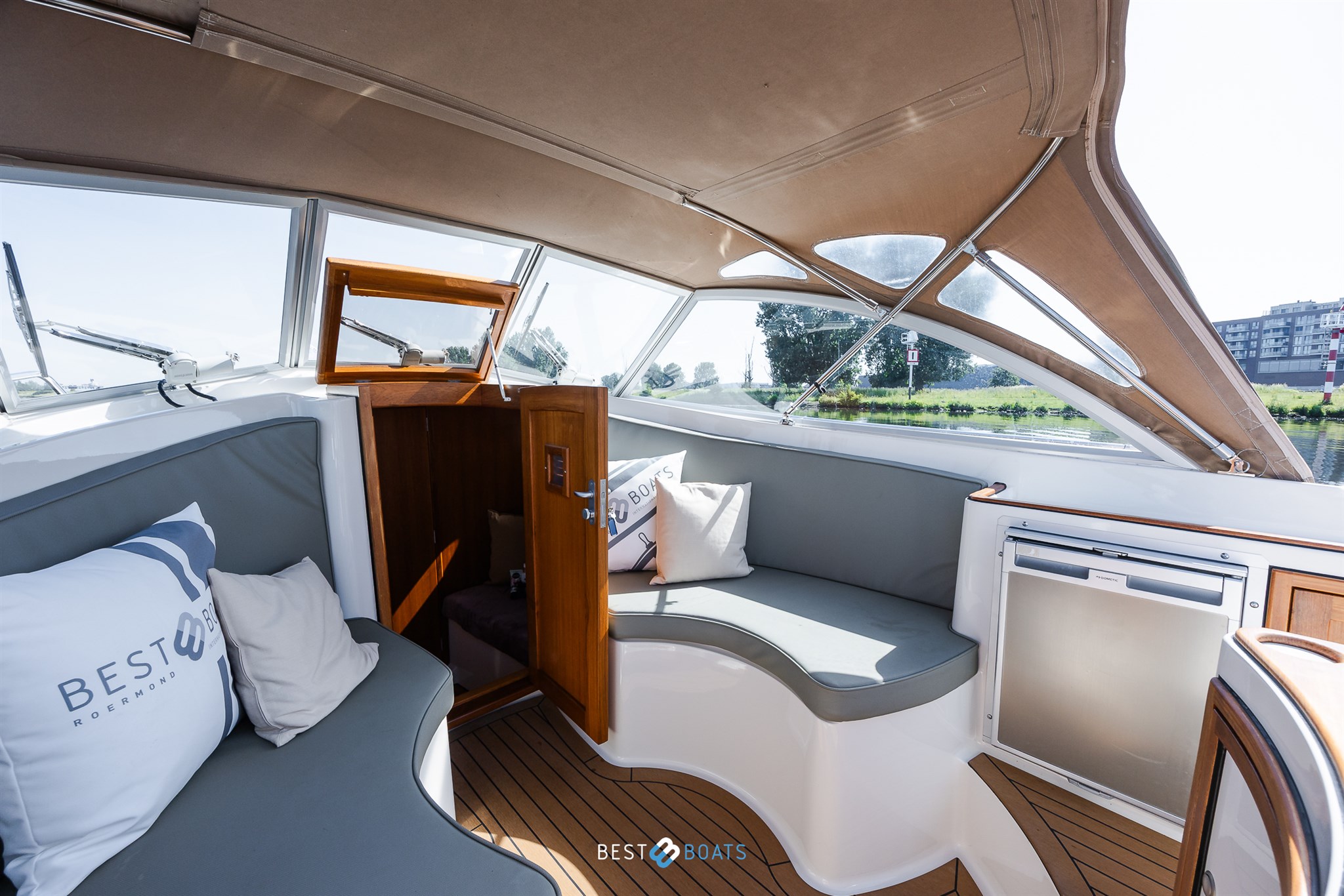 foto: 22 Interboat Intercruiser 27 Cabin