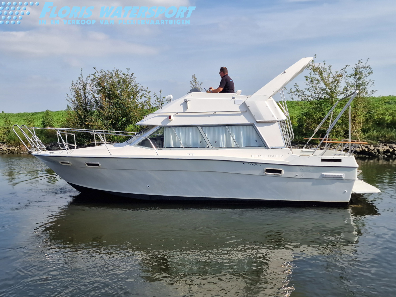 foto: 12 Bayliner 2858 Fly