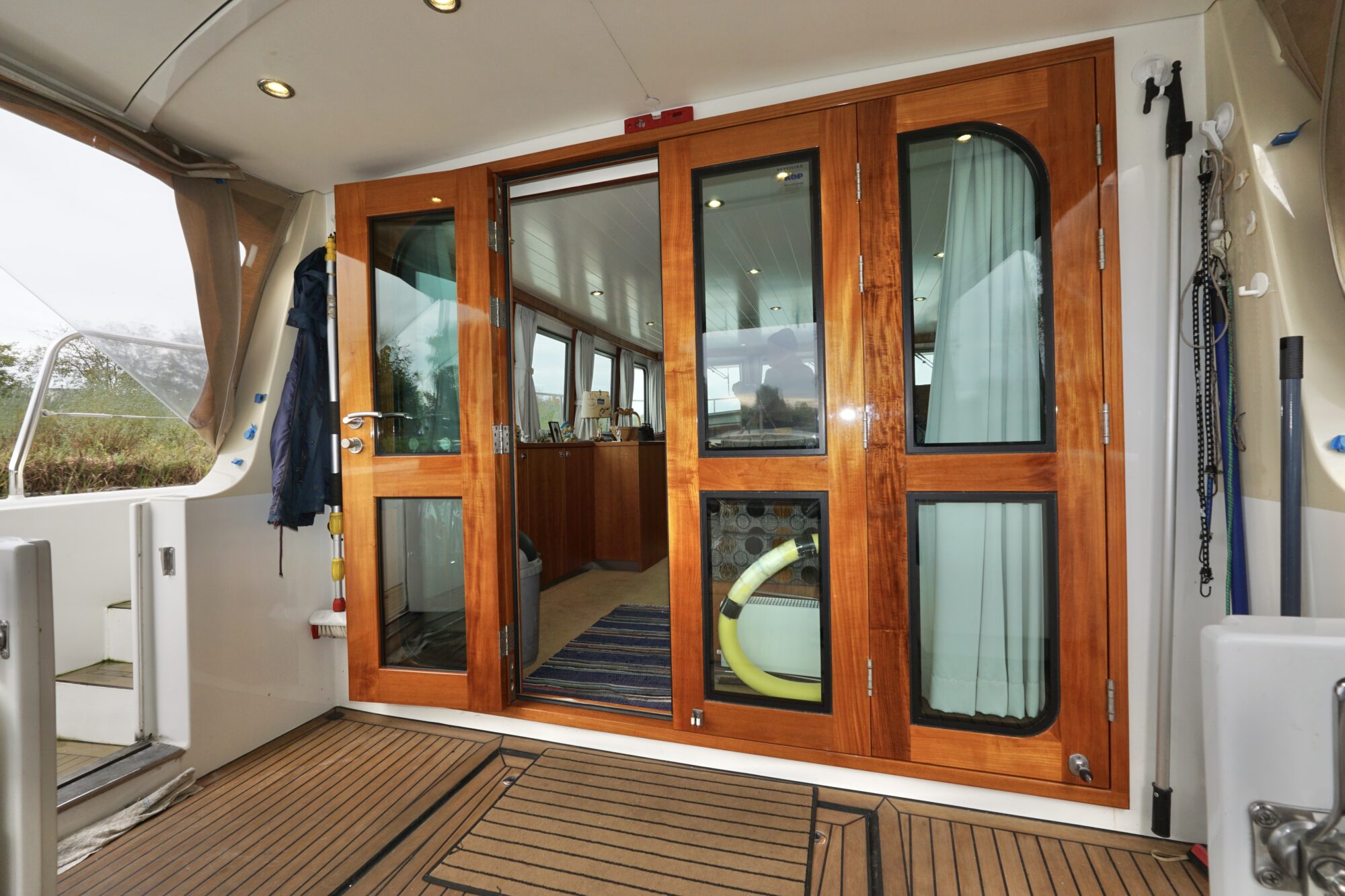 foto: 85 Serious Yachts Serious Yachts Gently Low Bridge 45 Sedan