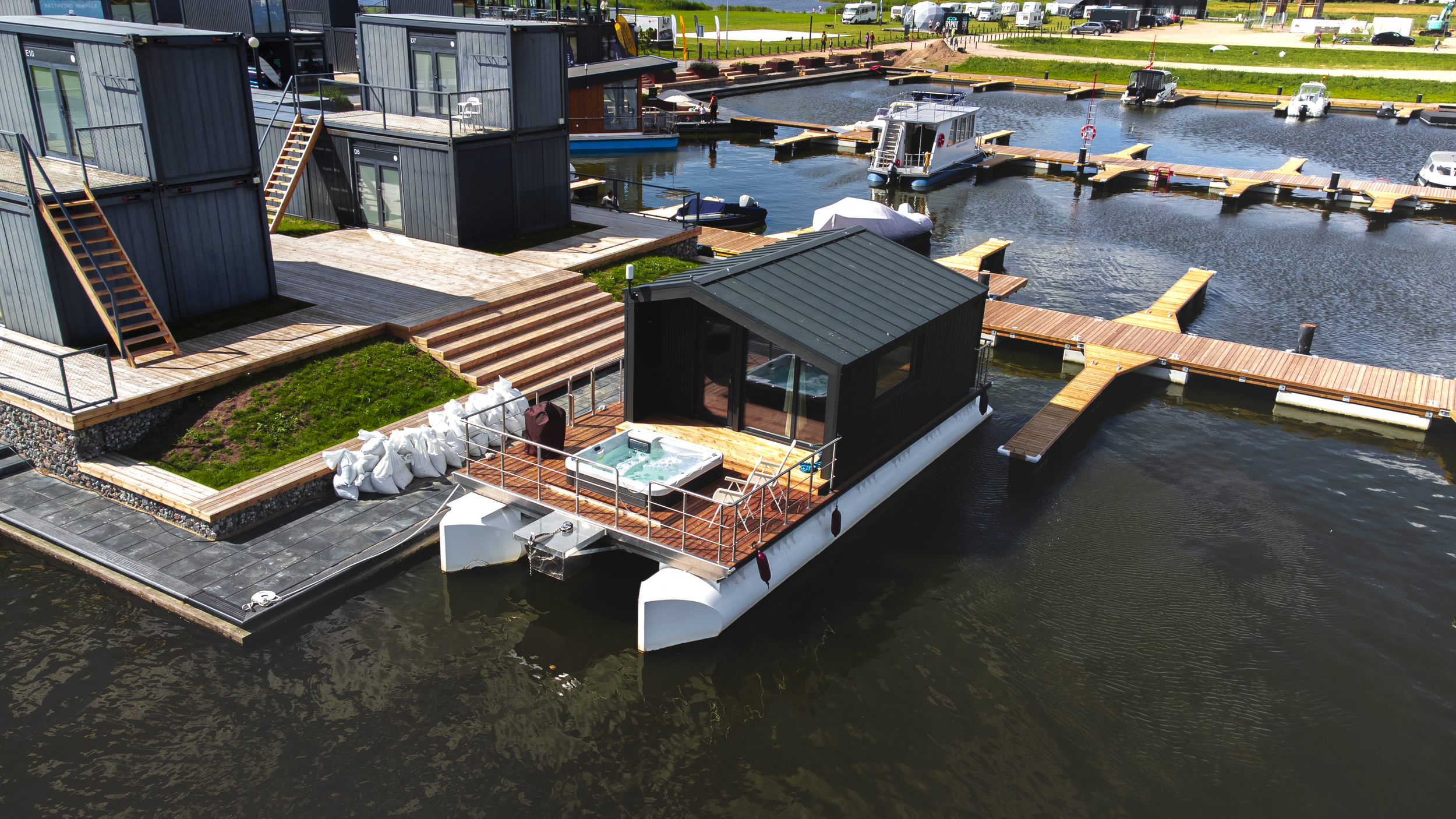 foto: 8 Twin M-Cabin Houseboat