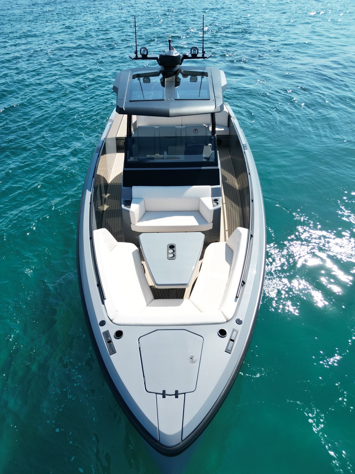 foto: 8 Vanquish  40 Sports Line