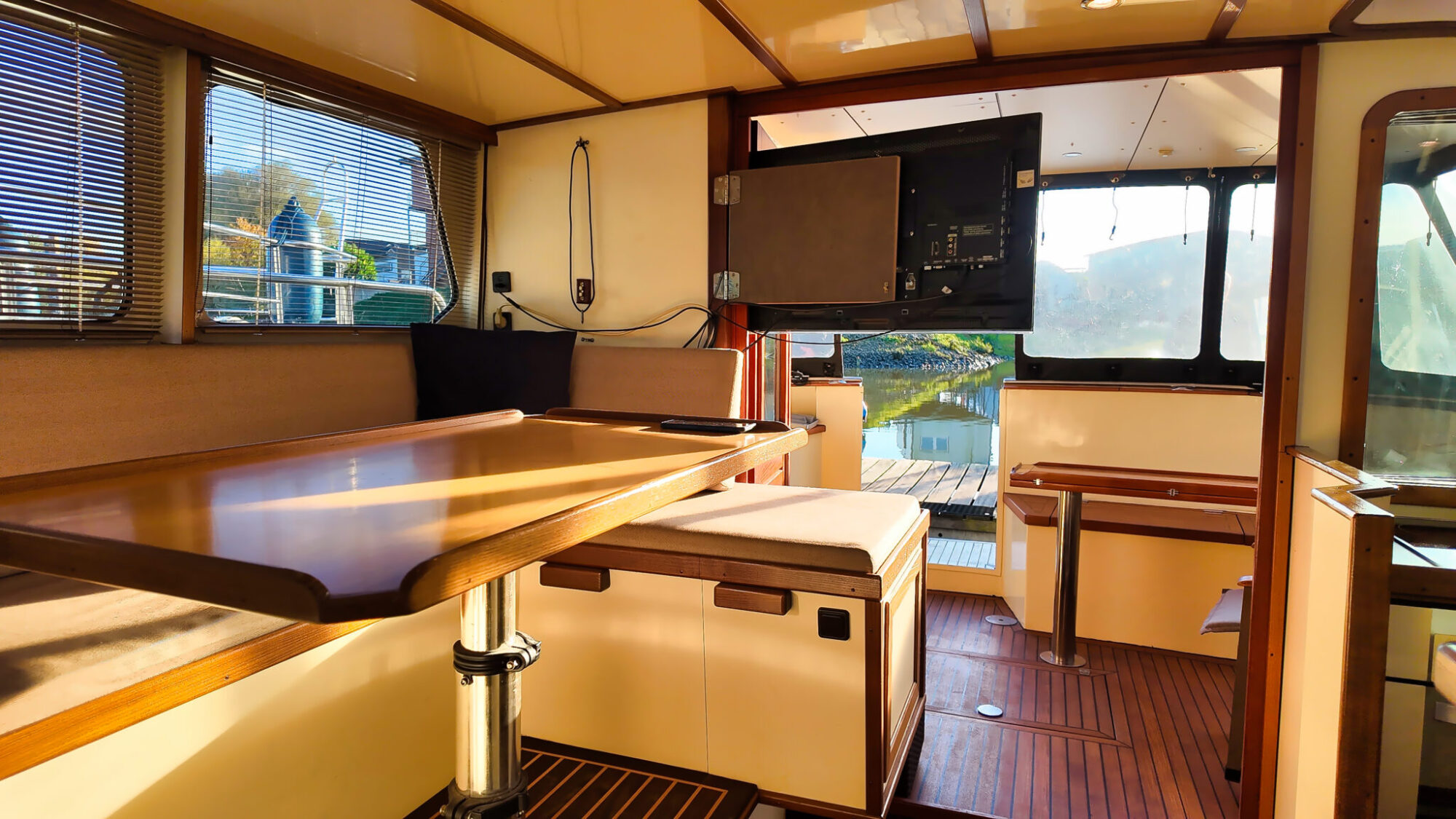 foto: 22 Bruce Roberts Bruce Roberts Euro 12.00 Flybridge