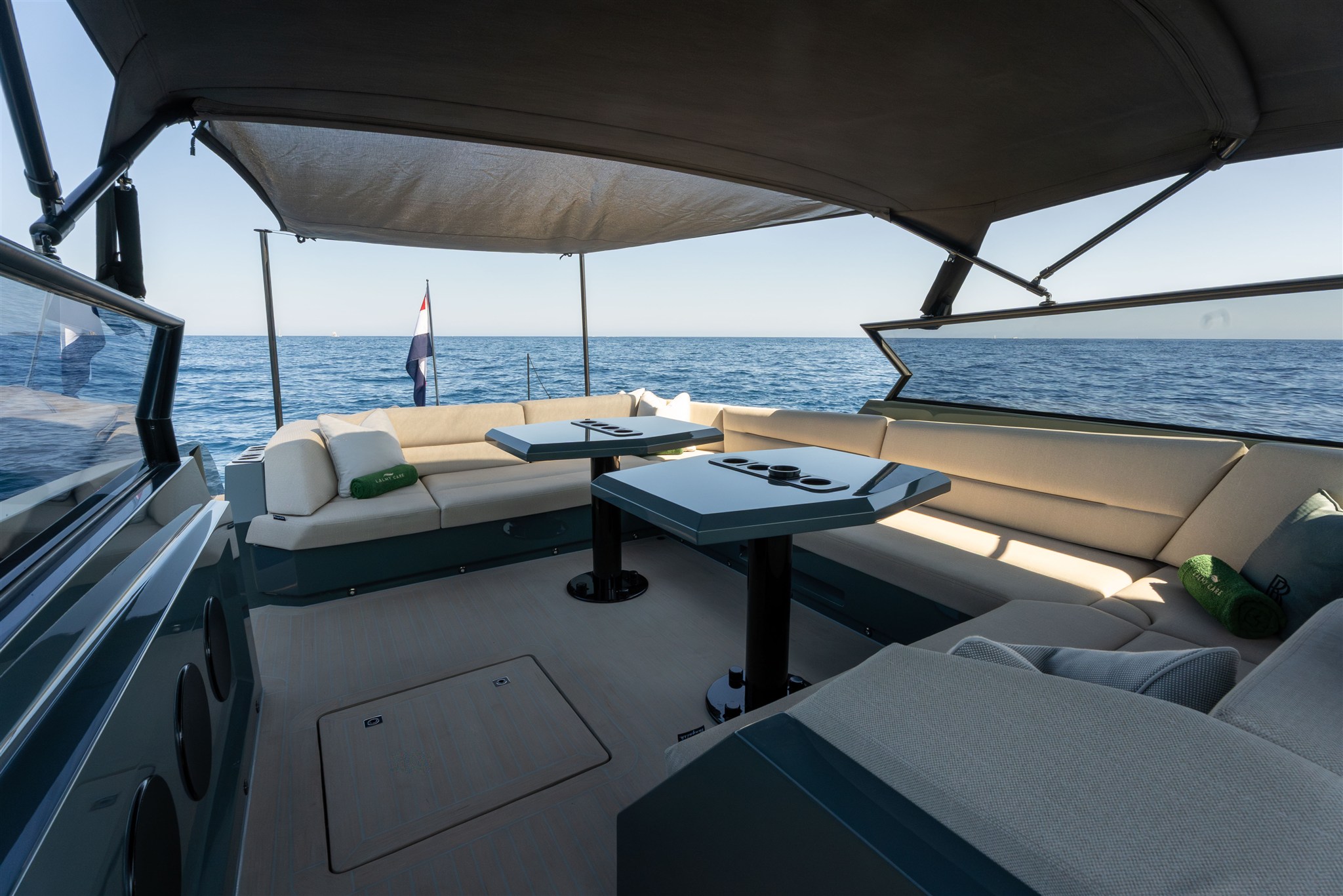 foto: 17 Vanquish Yachts VQ 54
