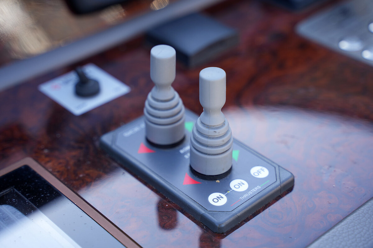 foto: 43 Linssen Grand Sturdy 410 AC Variotop met stabilisator