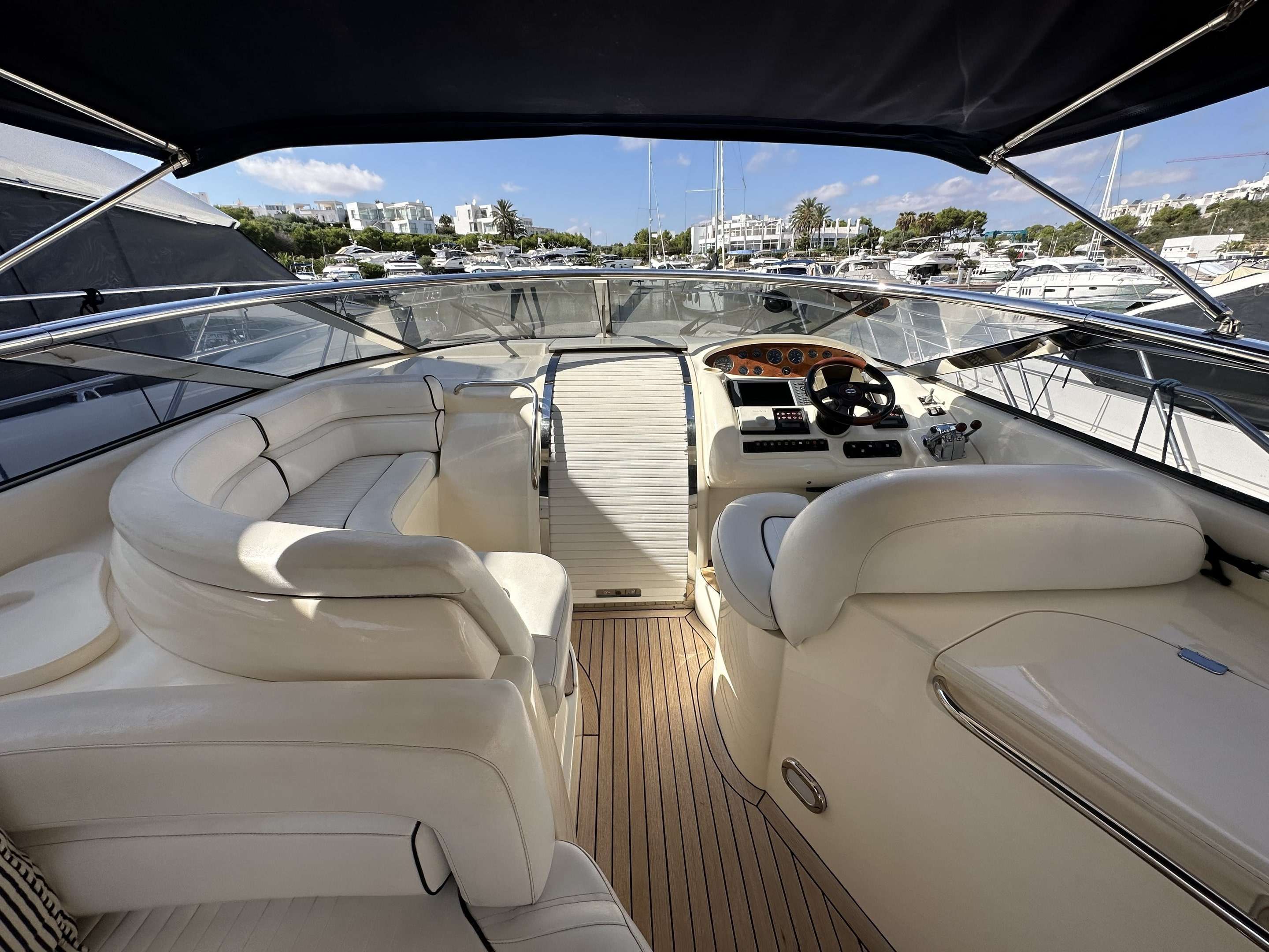 foto: 12 Sunseeker Portofino 53