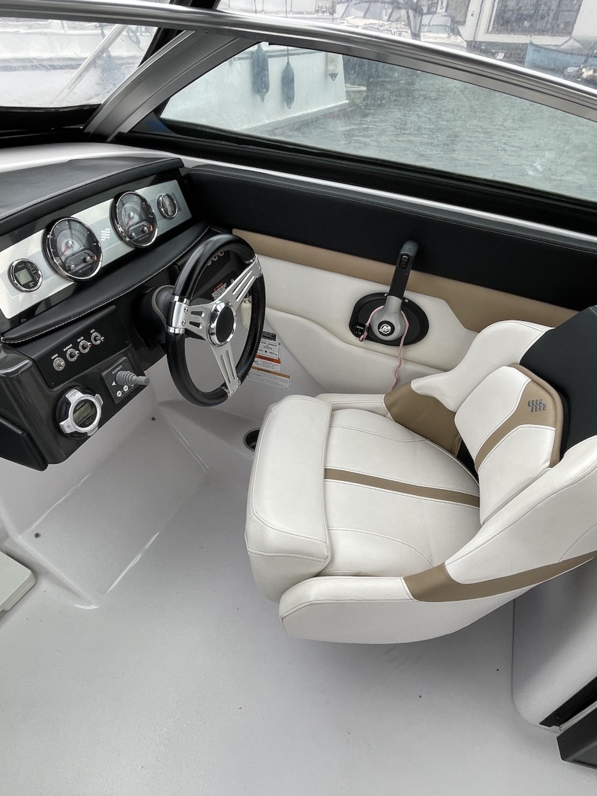 foto: 9 Four Winns 265 S