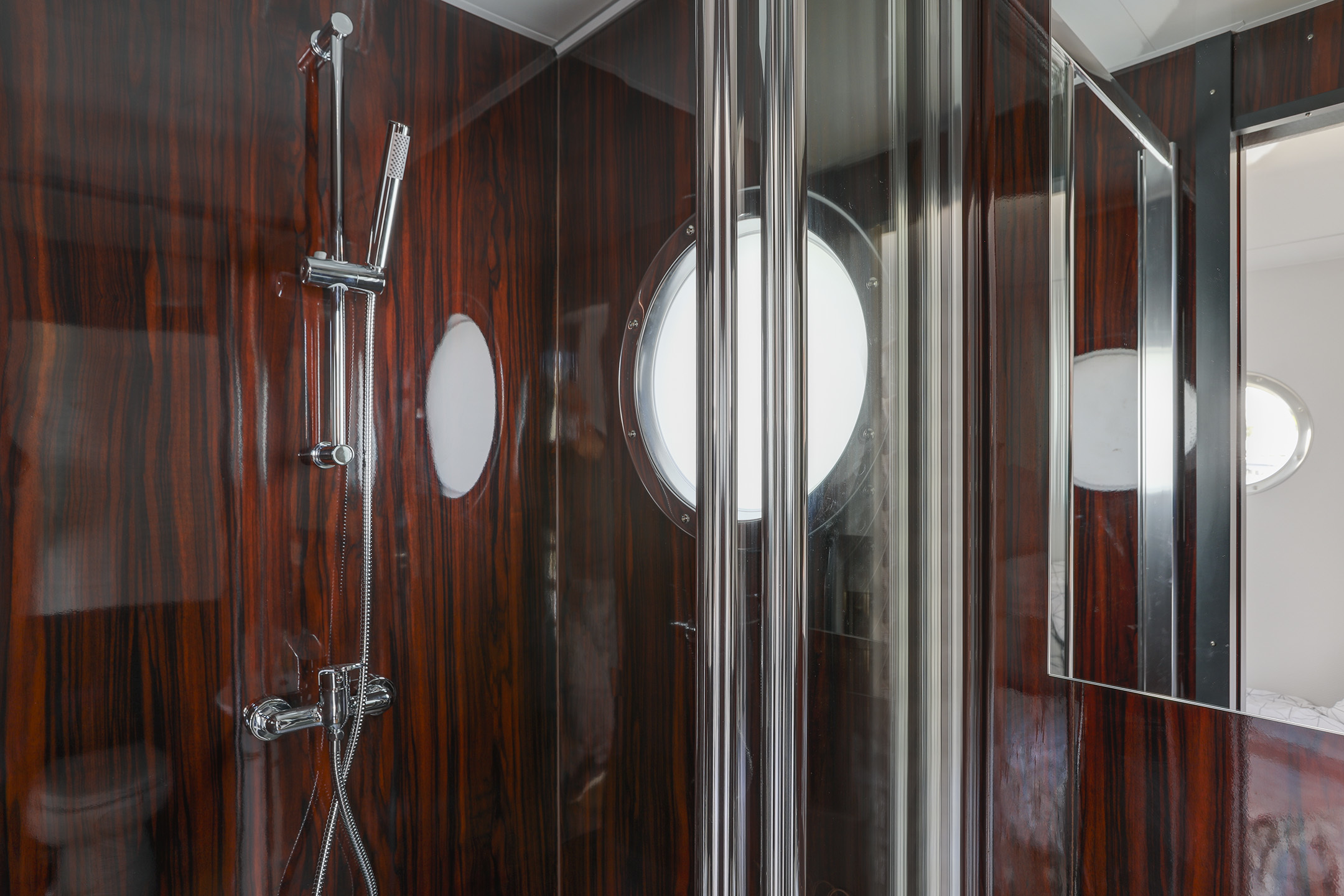 foto: 43 Campi 300 Houseboat