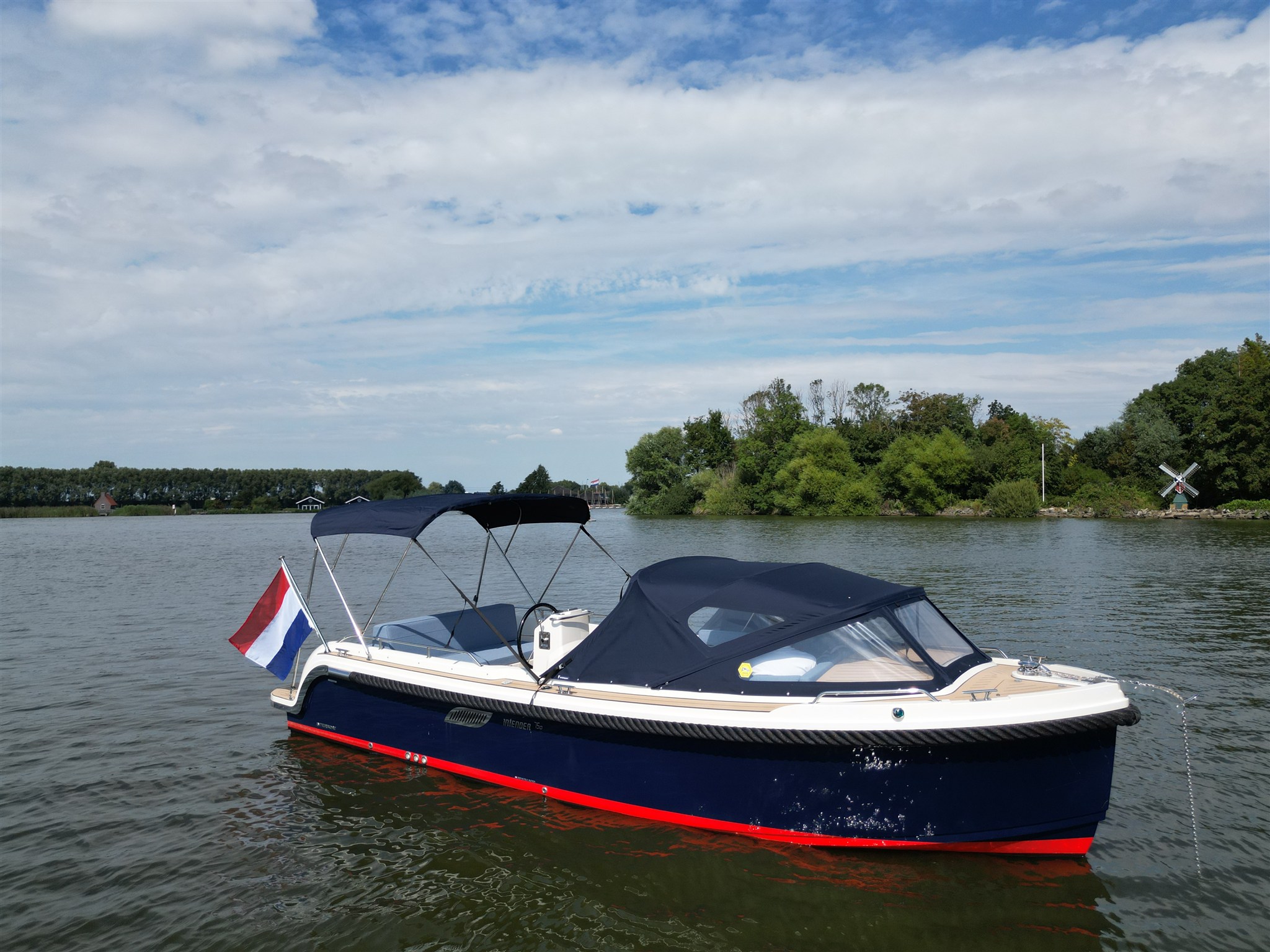foto: 23 Interboat Intender 750 Cabin