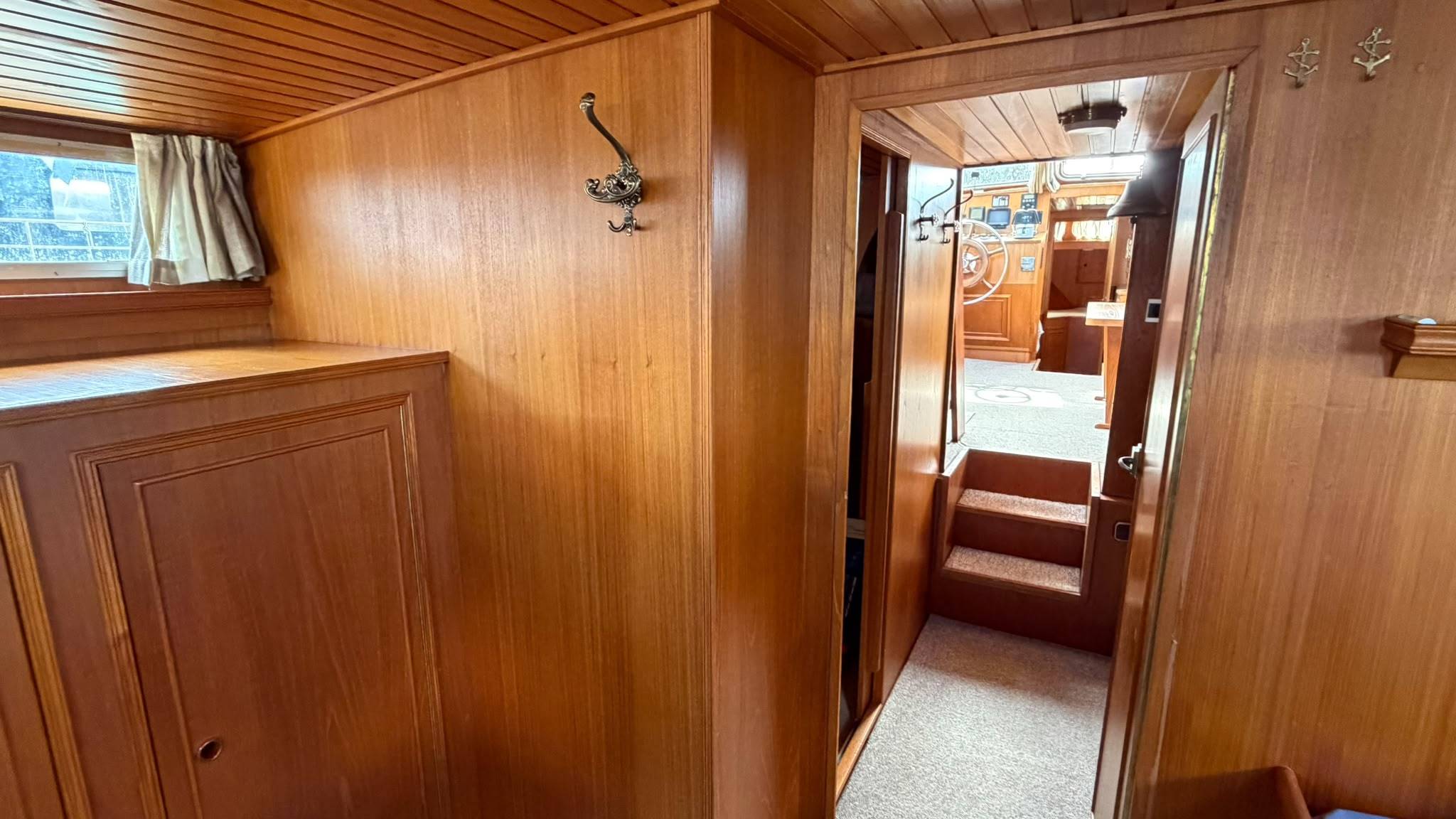 foto: 11 Van Der Valk 1300 Fly Bridge