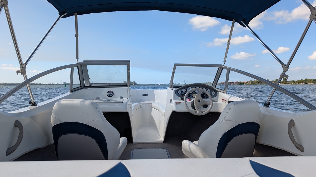 foto: 24 Stingray 195RX
