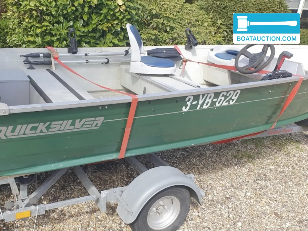 foto: 6 Quicksilver 450sf