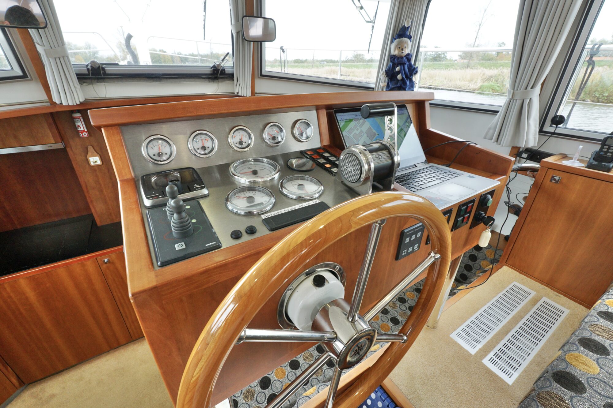 foto: 92 Serious Yachts Serious Yachts Gently Low Bridge 45 Sedan