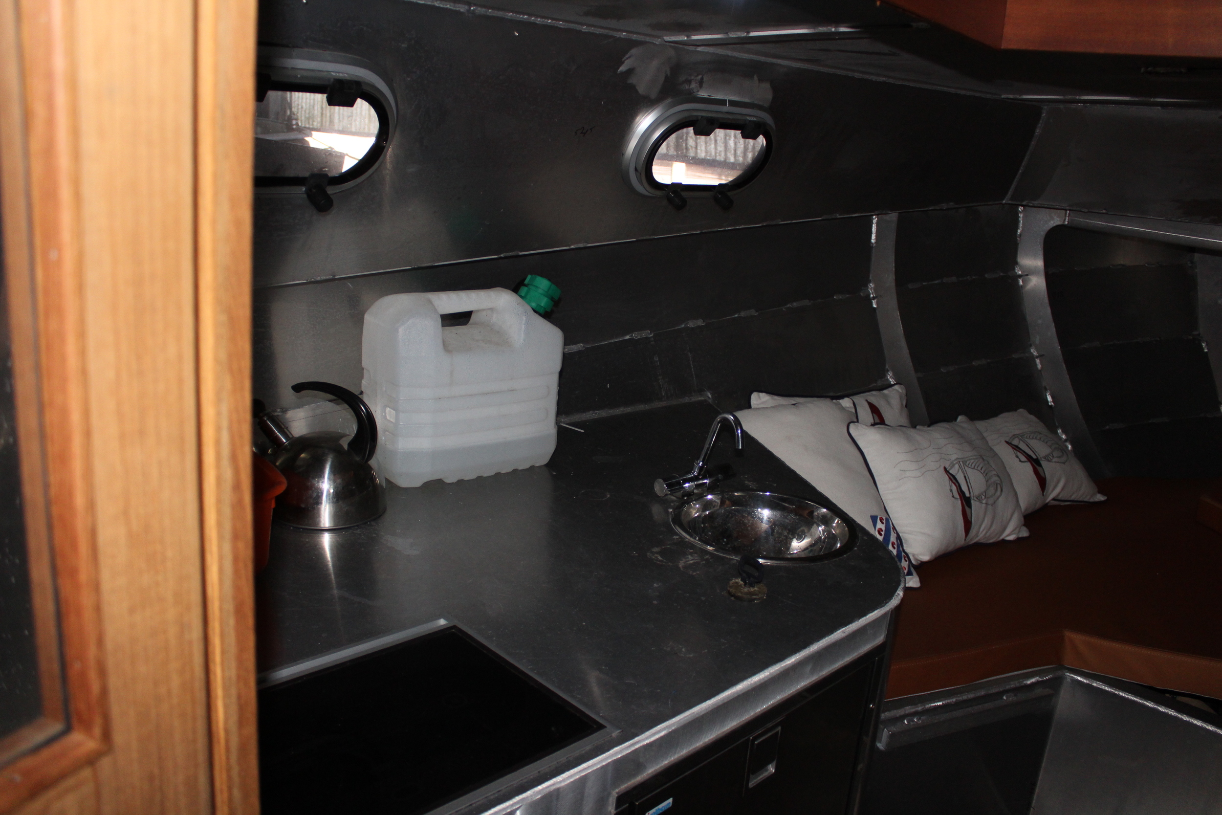 foto: 23 Black Fish Cabin 850 XL