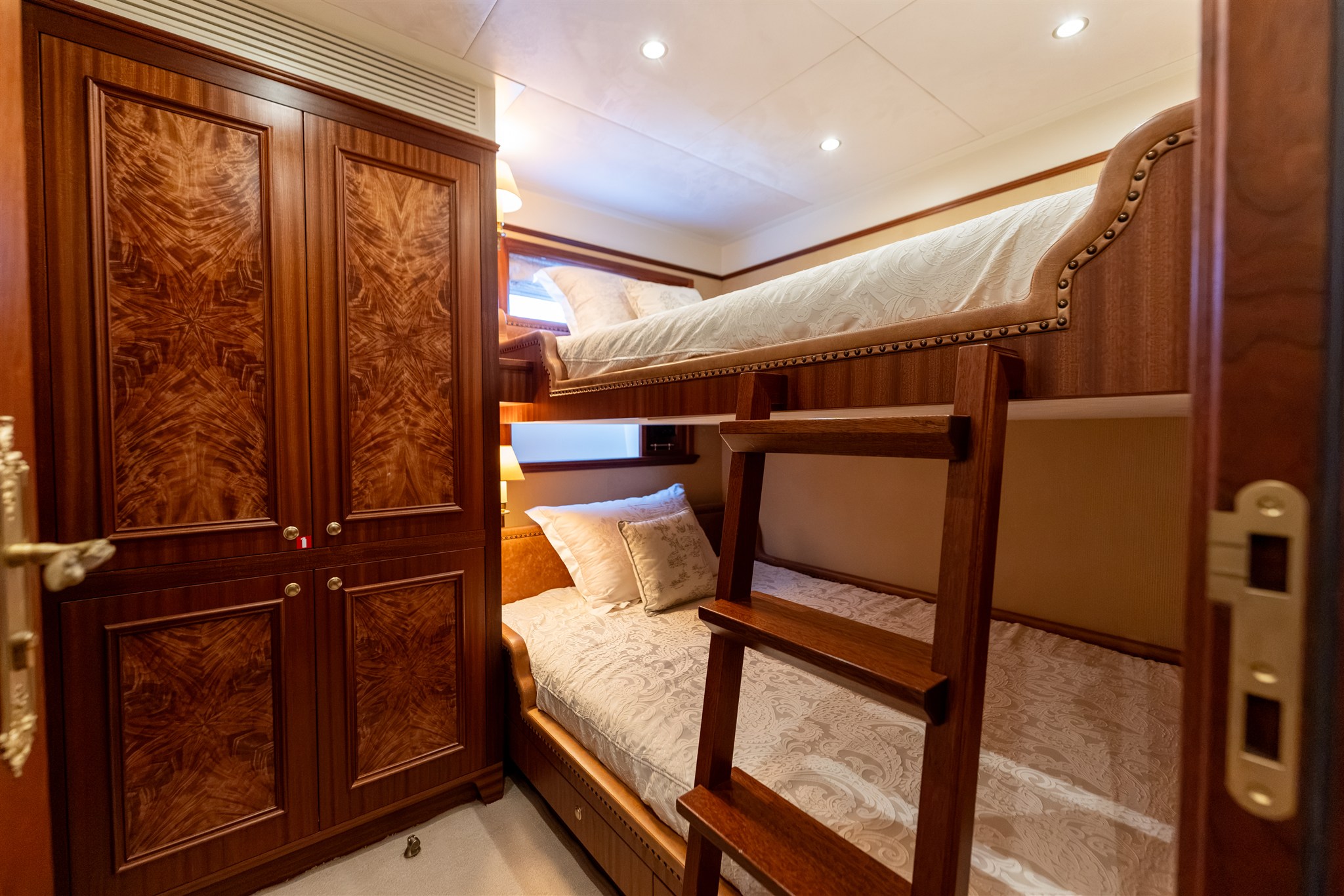 foto: 60 Van Der Valk Shipyard Custom Explorer