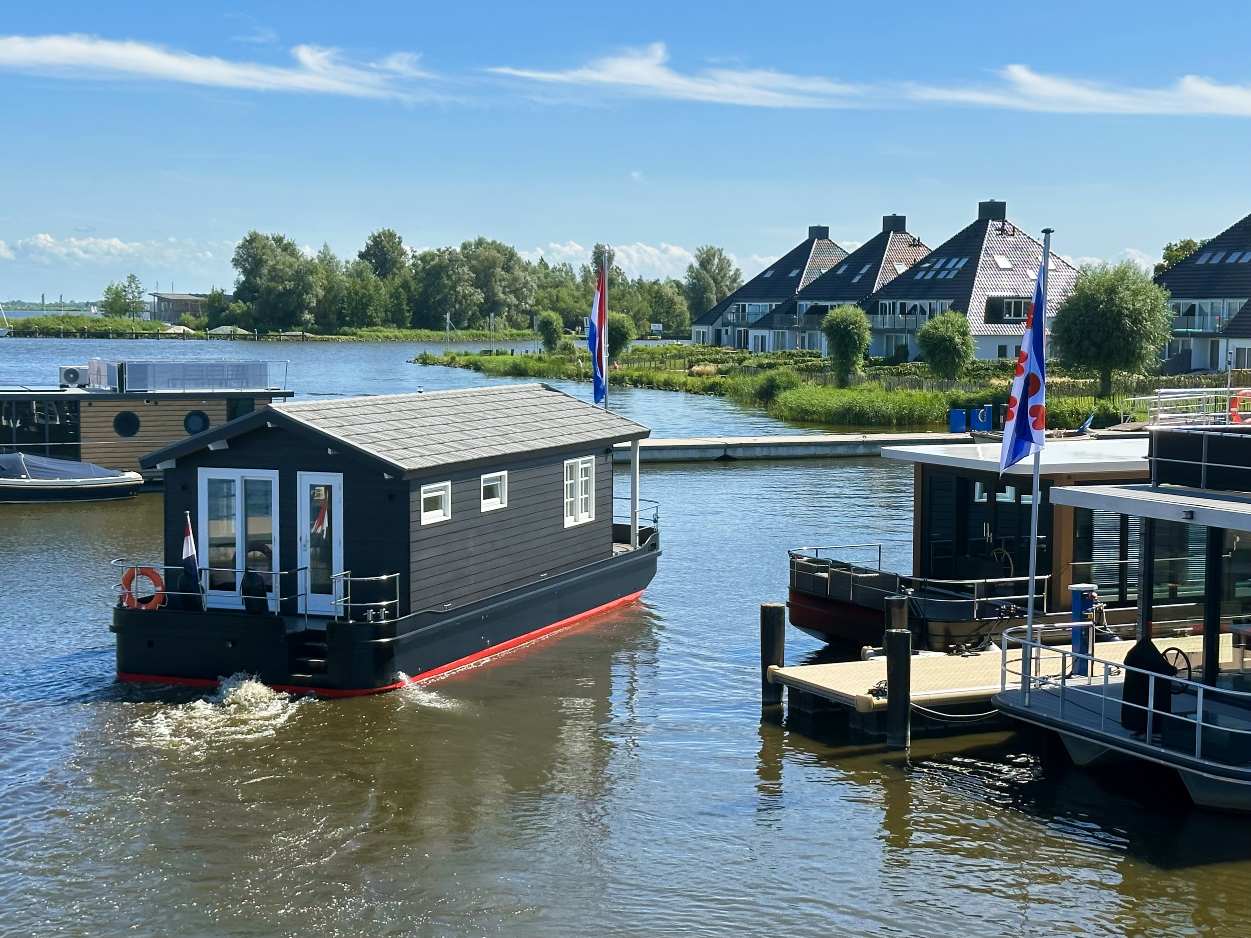 foto: 51 HOMESHIP VaarChalet 1250D Luxe Houseboat