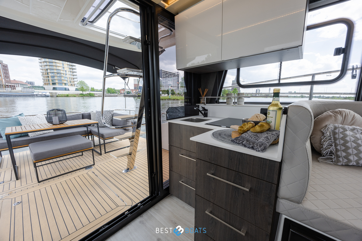 foto: 33 Cobra Yachts Futura 36 Premium Fly