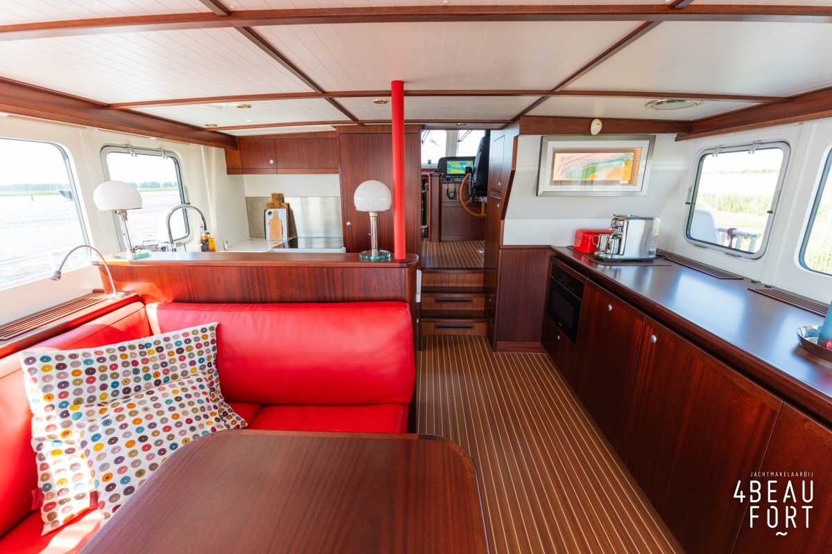 foto: 9 Altena  53 Custom Trawler