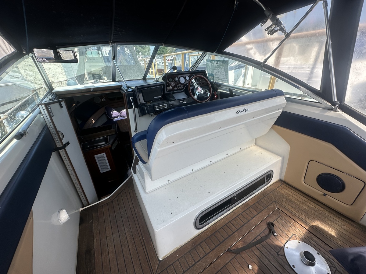 foto: 15 Sea Ray 220DA