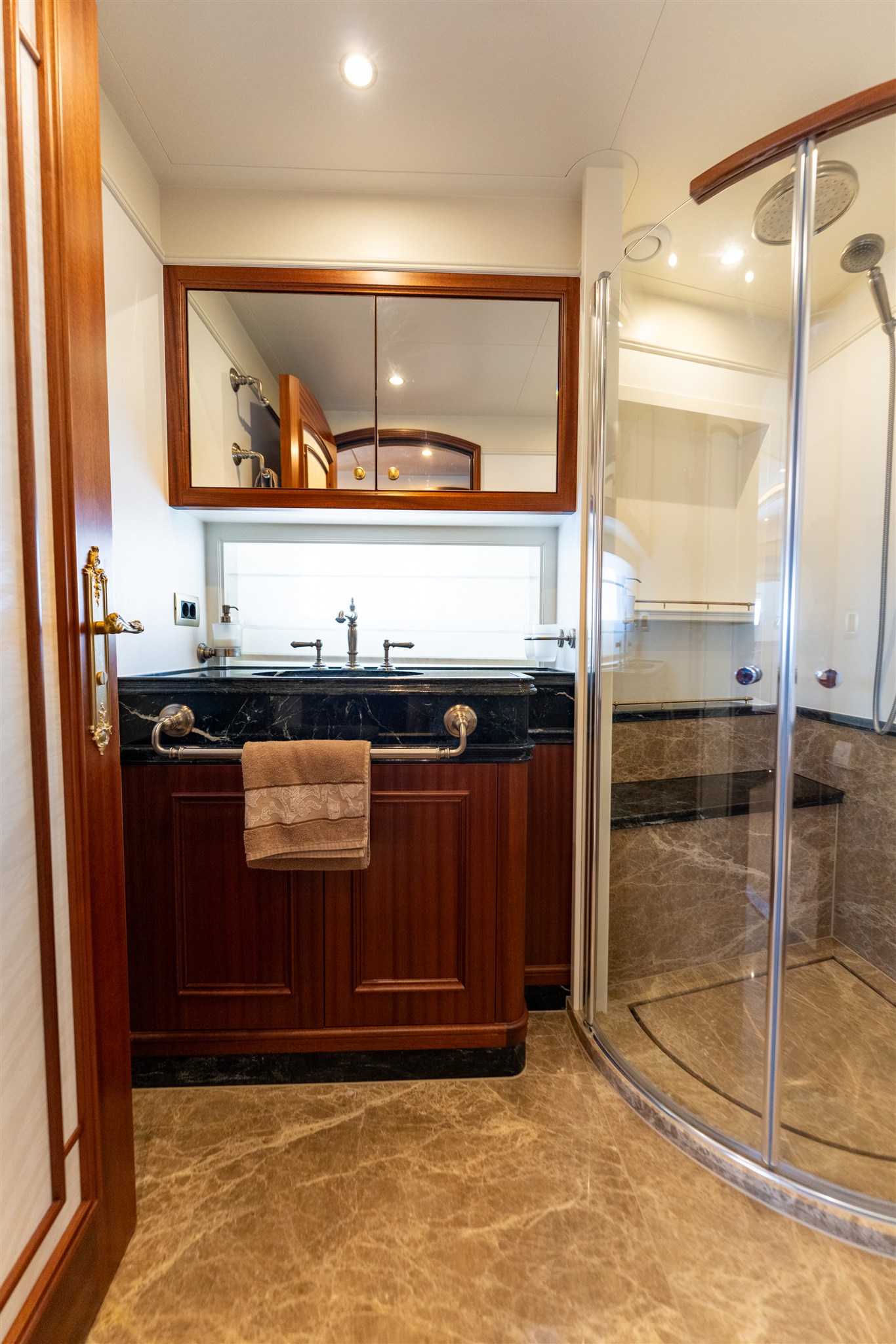 foto: 62 Van Der Valk Shipyard Custom Explorer