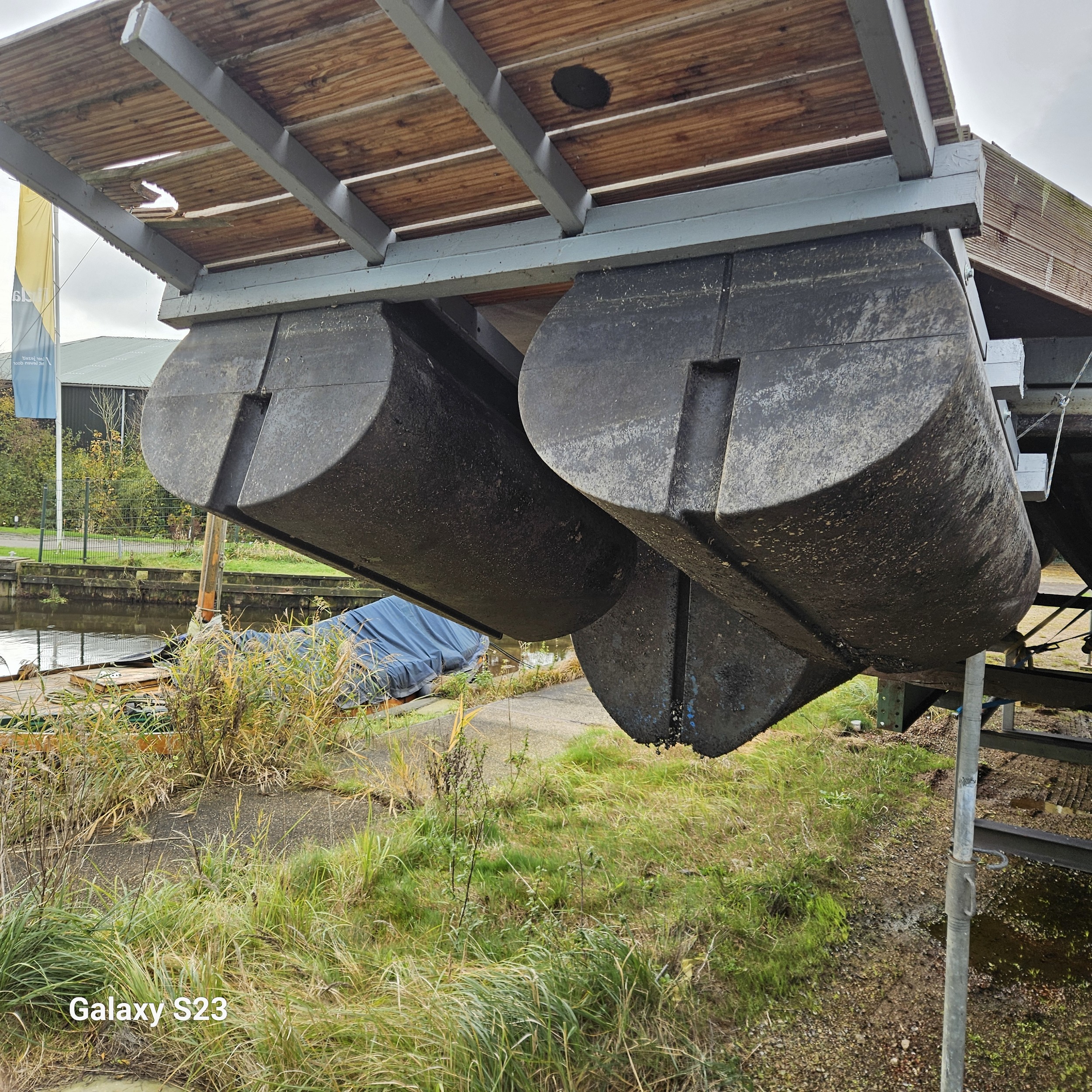 foto: 16 LST Boatin (onderstel) Houseboat