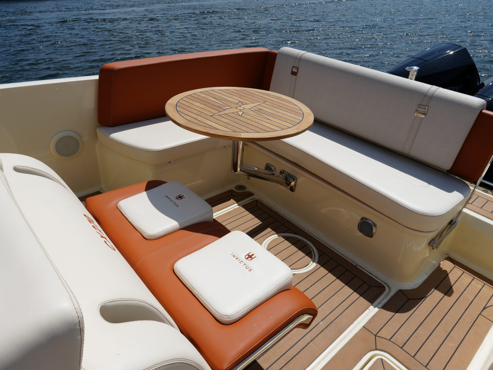 foto: 23 Invictus Invictus 270 CX