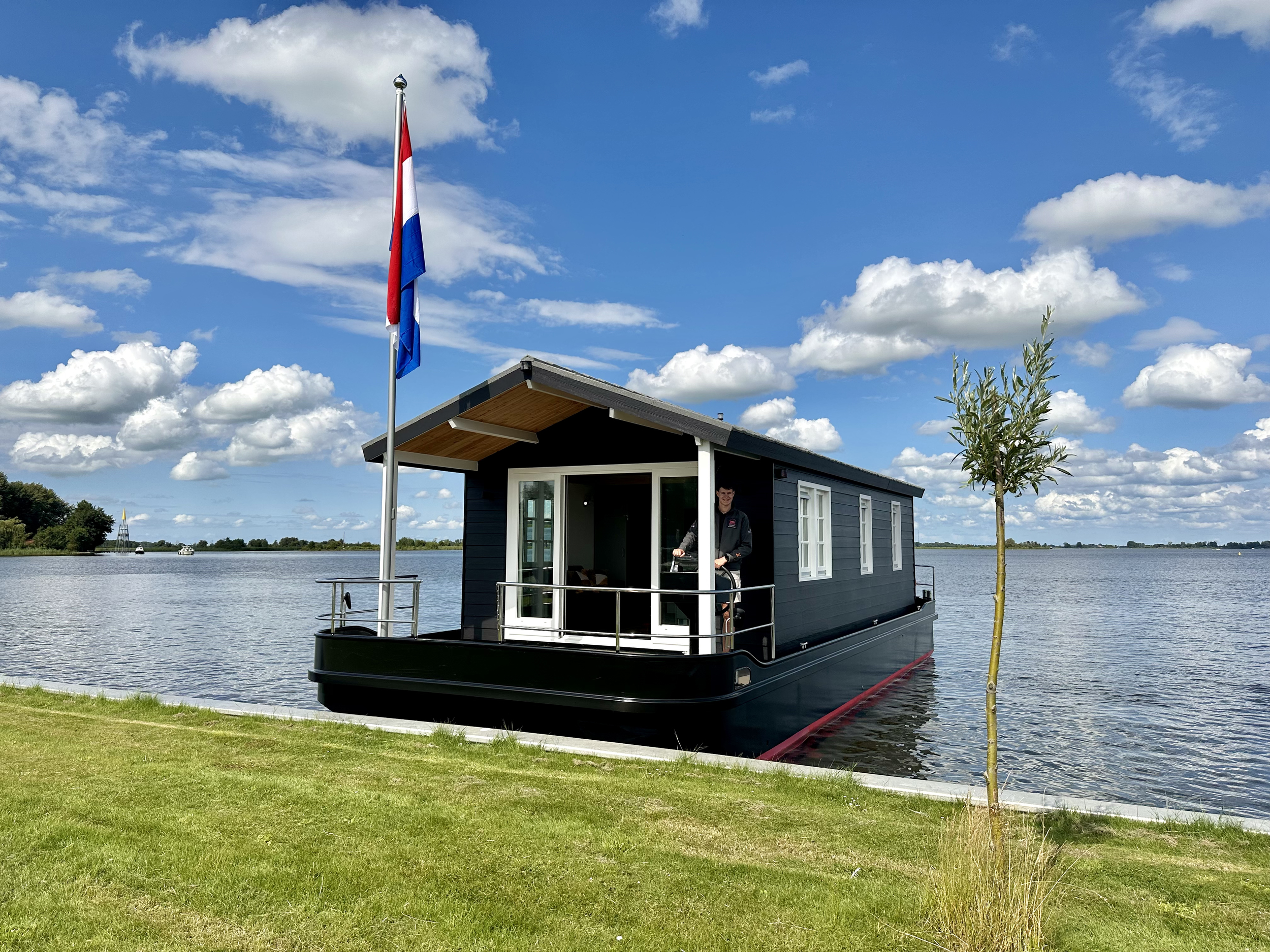 foto: 53 HOMESHIP VaarChalet 1250D Luxe Houseboat