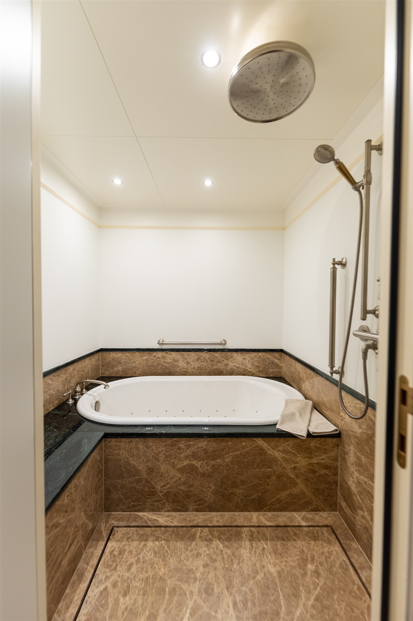 foto: 63 Van Der Valk Shipyard Custom Explorer