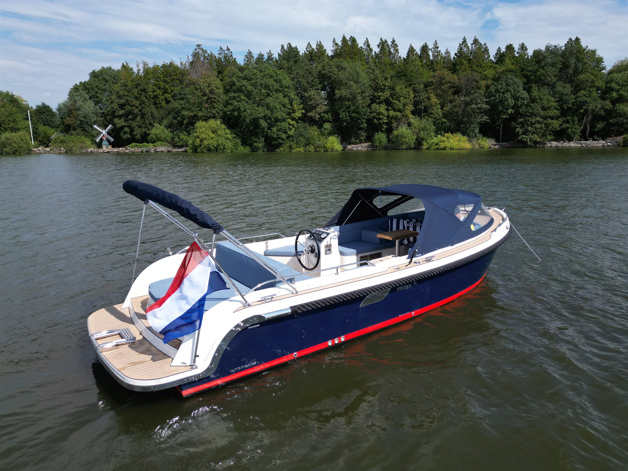 foto: 24 Interboat Intender 750 Cabin