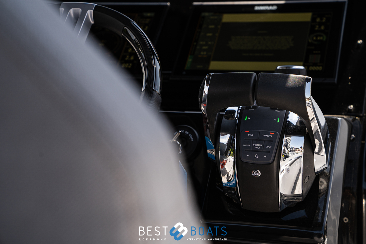 foto: 13 Pirelli 35 Outboard