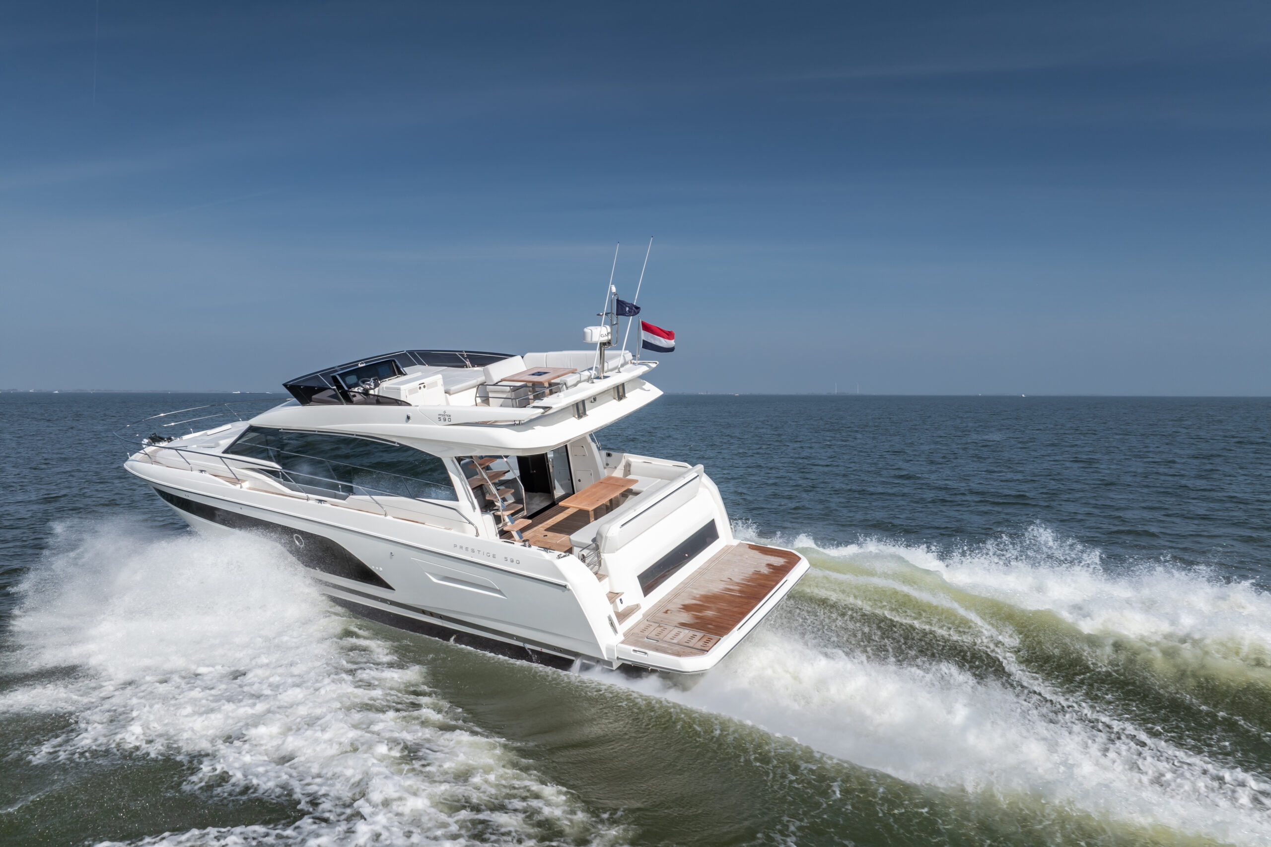 foto: 76 Prestige 590