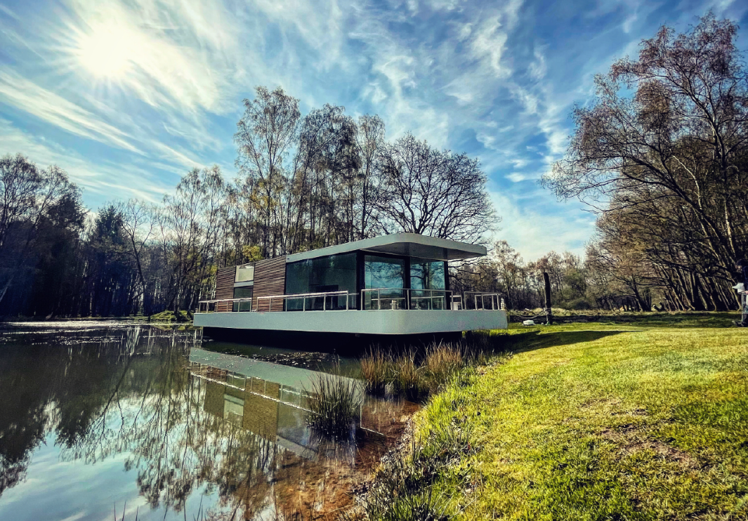 foto: 10 MX4 Houseboat MOAT