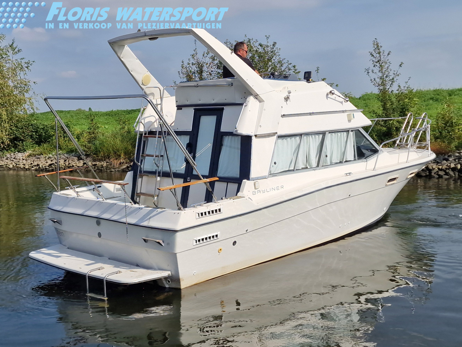 foto: 14 Bayliner 2858 Fly