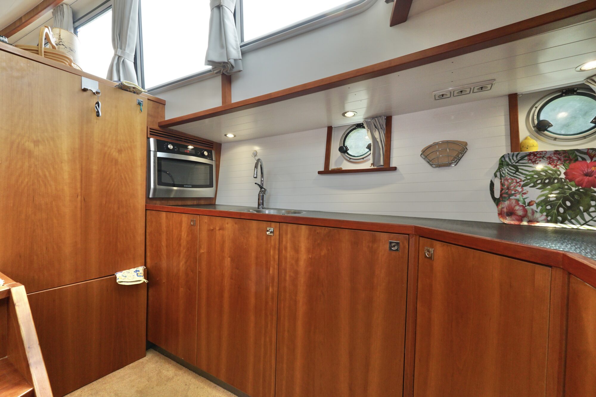 foto: 98 Serious Yachts Serious Yachts Gently Low Bridge 45 Sedan